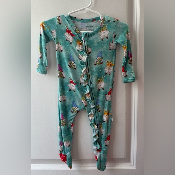 Posh Peanut Gnome Print Holiday Festive Bamboo Teal Unisex Ruffle Footie 0-3 - Picture 5 of 6